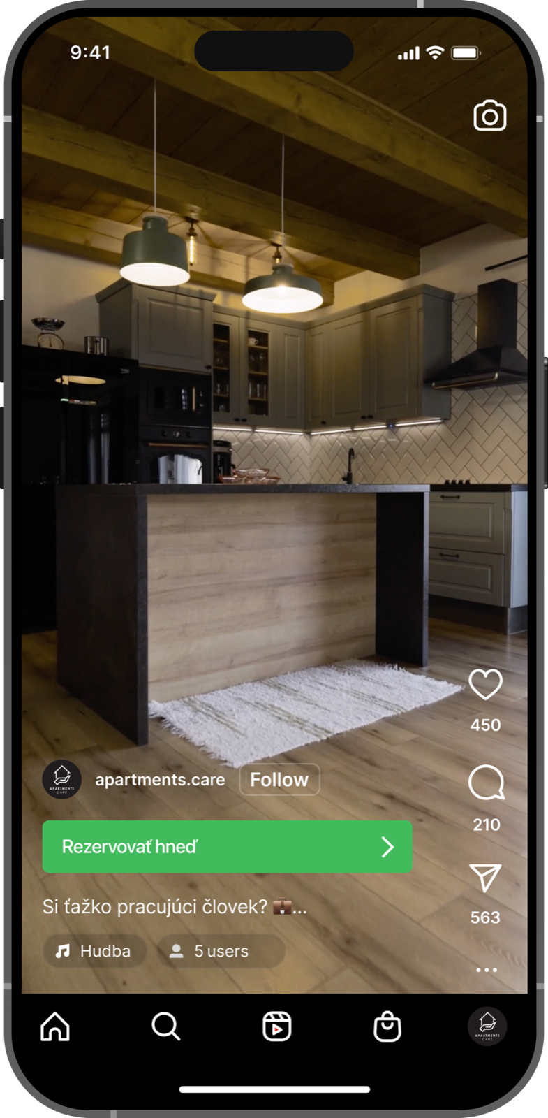 Instagram príspevok Apartments Care, útulná kuchyňa s dreveným stropom v horskom apartmáne