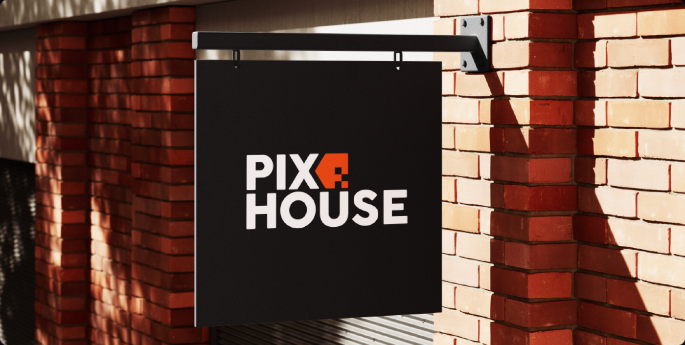 Vonkajšie závesné označenie Pixhouse na tehlovej stene